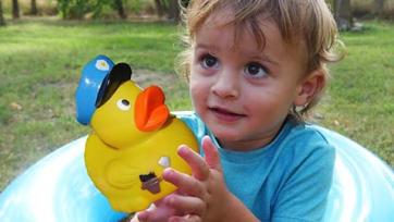 The Five Little Ducks song - Tifani and her brothers Denis, Ronaldo and Romeo play in the garden with toy ducks!