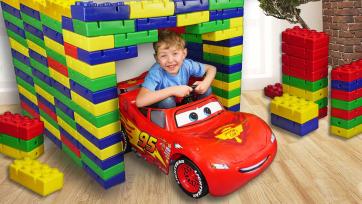 Build a Lego Garage - Mom, Dad & Son create a colorful garage made of lego